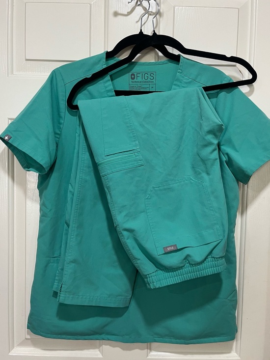 Figs Tops - Figs Surgical Green Casma Scrub Top and Jogger Pants in size Medium